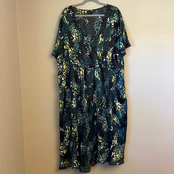 Torrid Midi Bubble Charm Flutter Sleeve Wrap Dress size 4 / 4x - Picture 3 of 11